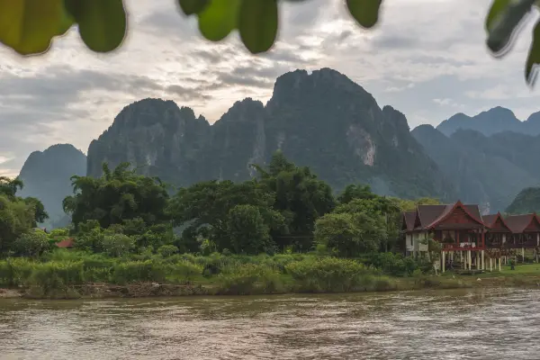 ປະສົບການໃນການສຳຫຼວດວັງວຽງ (1)