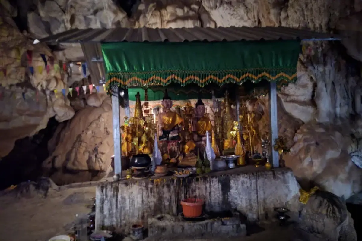 Phaya In Cave (Tham Pha Nya Inh)