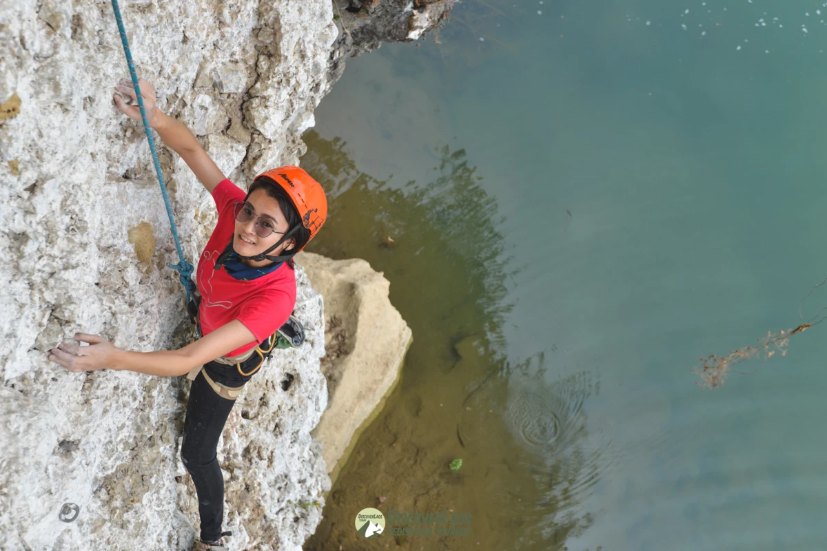 ອາດຳໂຮງຮຽນສອນປີນຜາ