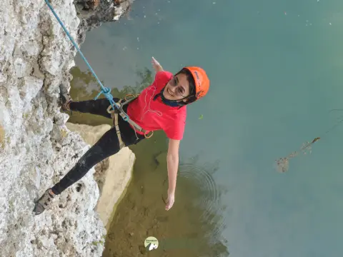 ອາດຳໂຮງຮຽນສອນປີນຜາ