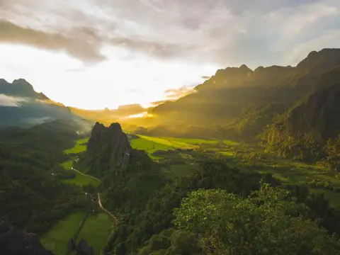 ຊົມວິວ ຜາຫນາມໄຊ