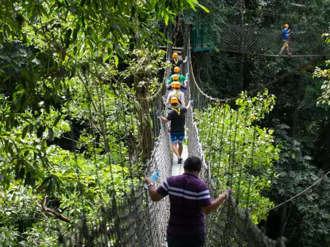 ການຜະຈົນໄພສວນນ້ຳດົງ