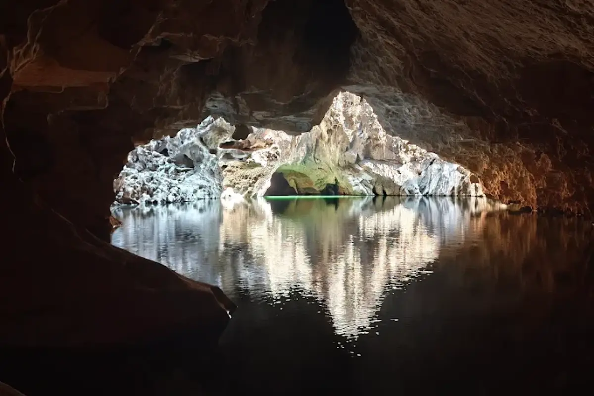 Phaya In Cave (Tham Pha Nya Inh)