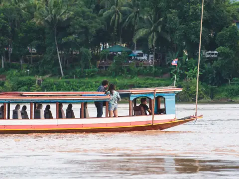 ການລ່ອງເຮືອໃນແມ່ນໍ້າຂອງ
