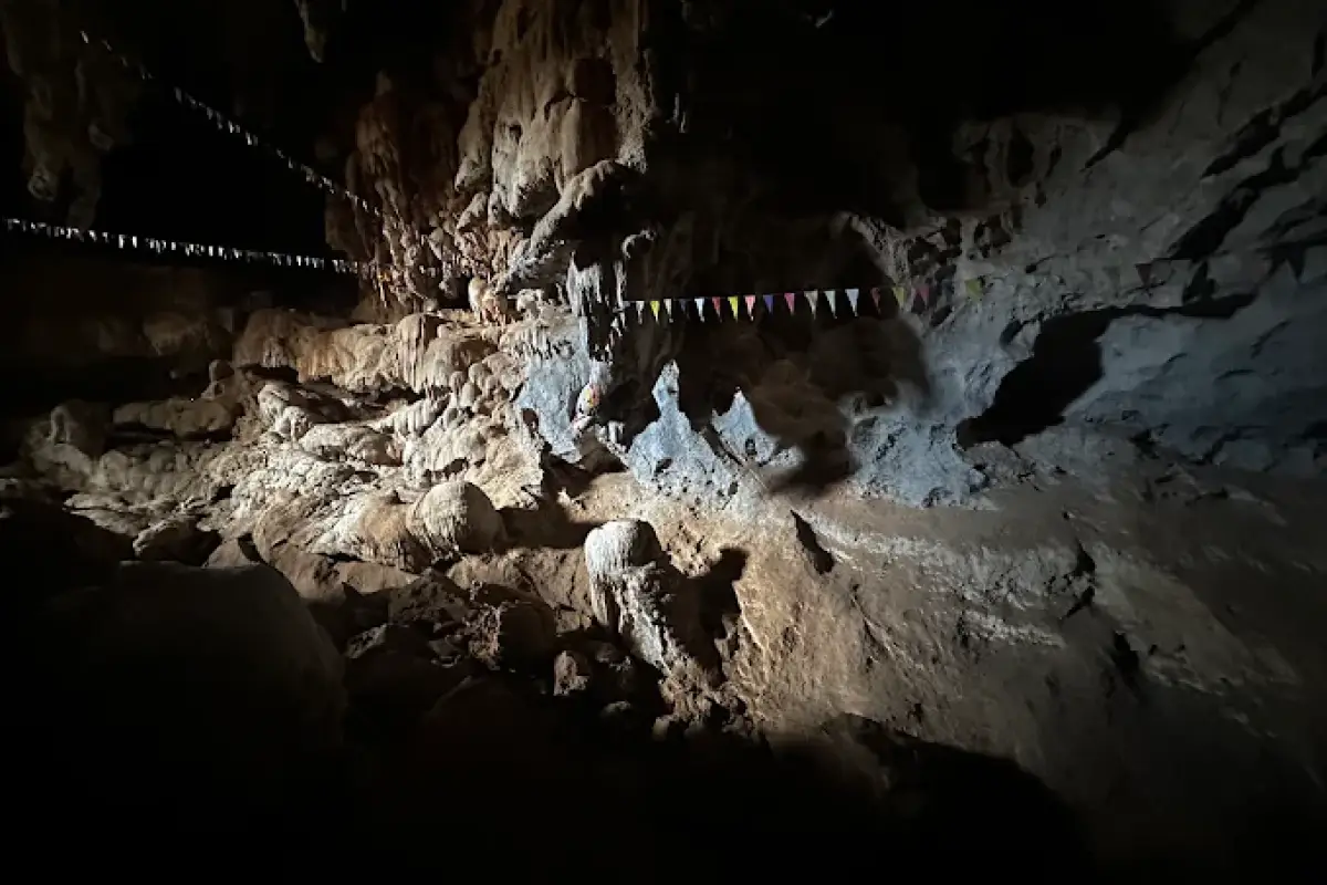 Phaya In Cave (Tham Pha Nya Inh)