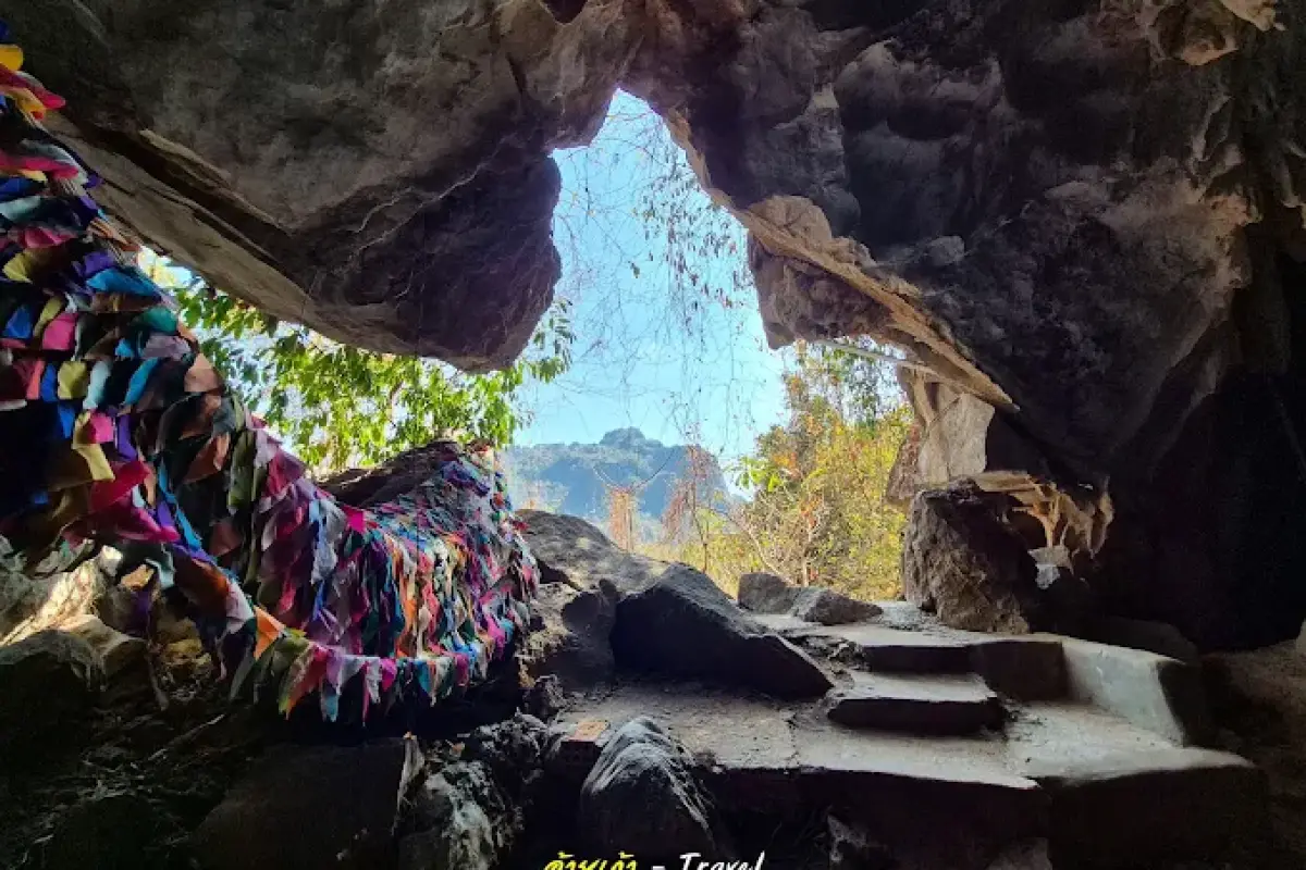 Phaya In Cave (Tham Pha Nya Inh)