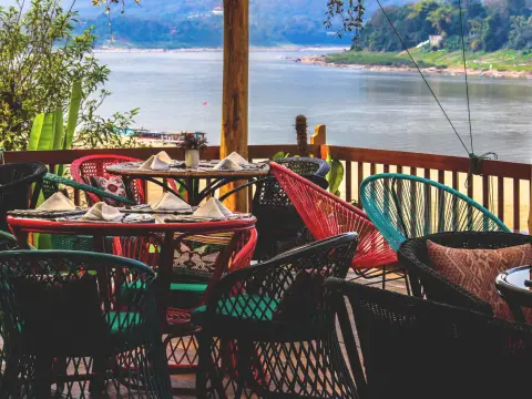 ອອກພົບຕົກ (ຄາເຟ່ທີ່ຕັ້ງຢູ່ເສັ້ນຫຼັກ)