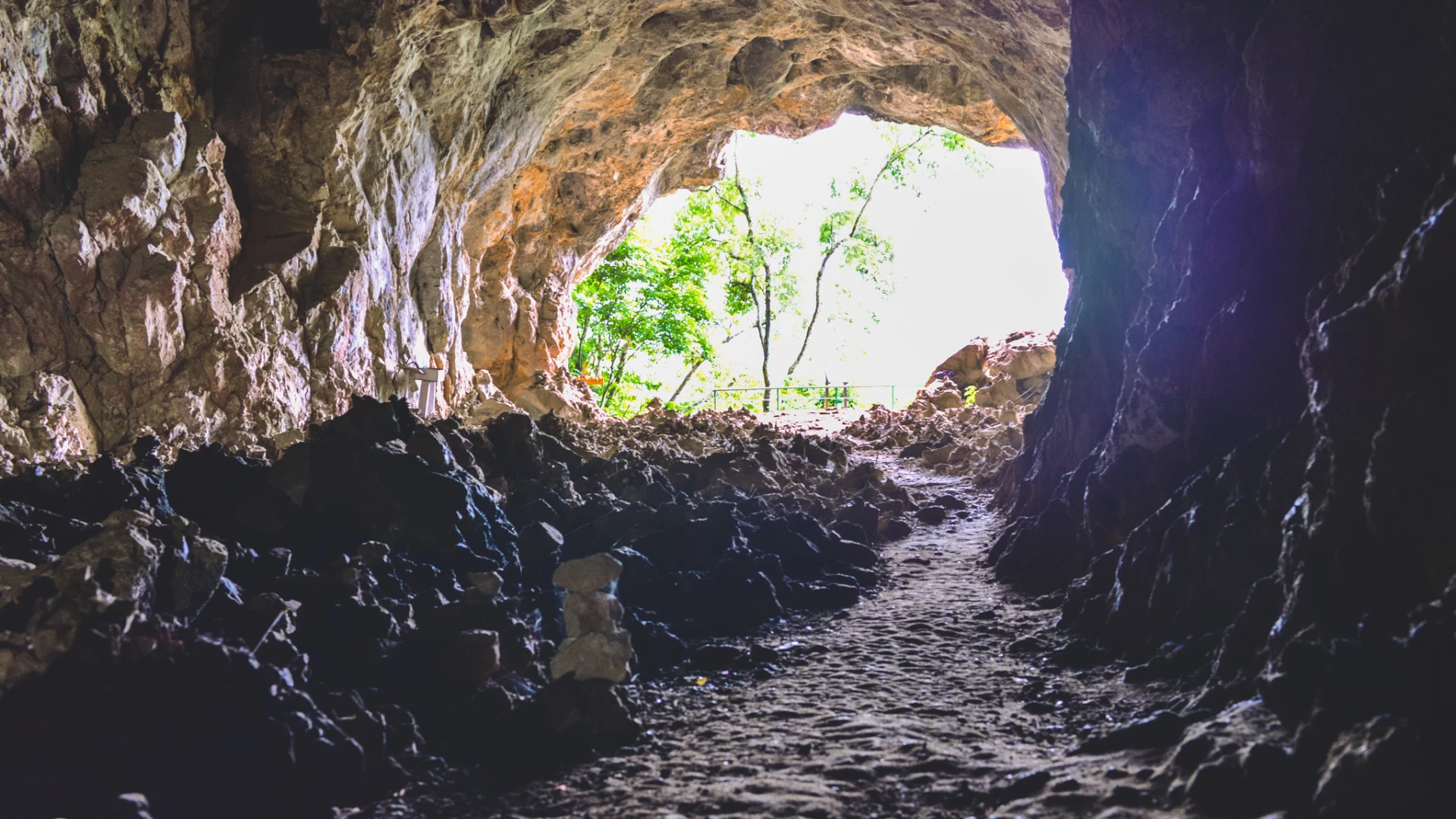 Tham Piew (Piew Cave)