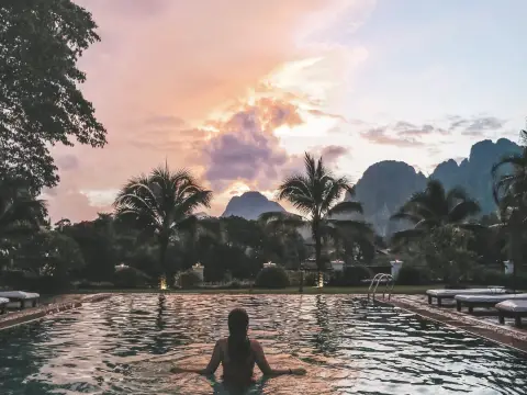 ນັ່ງພັກຜ່ອນແຄມນ້ຳຊອງ