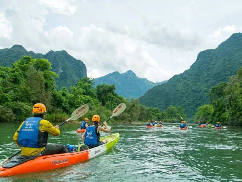 ຜະຈົນໄພຜ່ານນ້ຳຊອງເຄິ່ງມື້, ພາຍເຮືອກາຍັກ ແລະ ຂີ່ຊິບໄລ ຜະຈົນໄພຜ່ານນ້ຳຊອງເຄິ່ງມື້, ພາຍເຮືອກາຍັກ ແລະ ຂີ່ຊິບໄລ