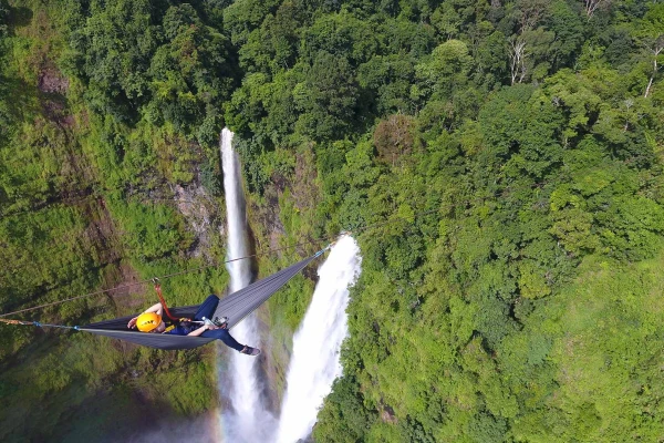 躺在塔德范瀑布滑索中央的吊床上 躺在塔德范瀑布滑索中央的吊床上