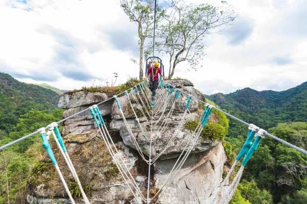 นั่งรถรีสอร์ท เดินป่า ชมวิวพาโนรามาจากภูโต๊ะหิน