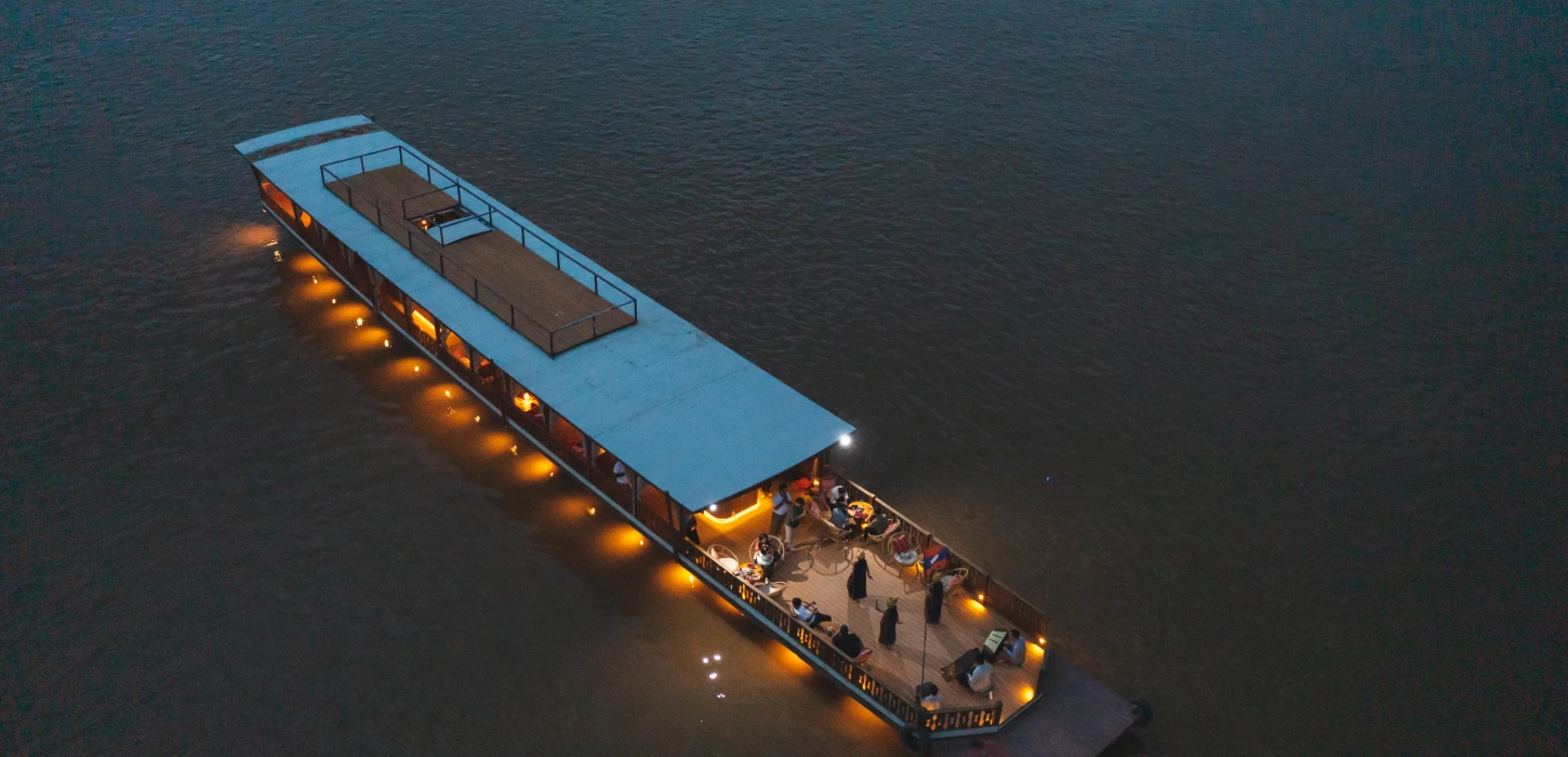 在湄公河上的日落游船上观赏现场表演
