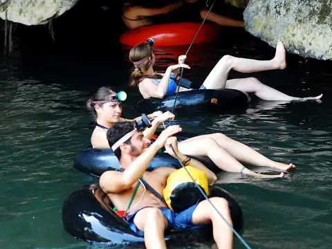 ສຳຫຼວດວັງວຽງ 1 ວັນກັບ 4 ຖ້ຳ, 2 ໝູ່ບ້ານ ແລະ ພາຍເຮືອກາຍັກ