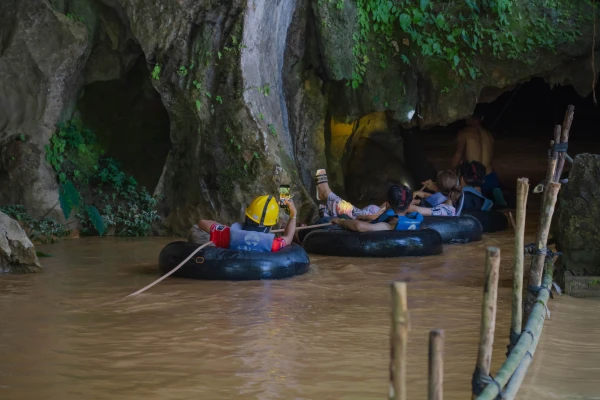 พายเรือคายัคและเที่ยวถ้ำ 2 แห่งครึ่งวันในวังเวียง พายเรือคายัคและเที่ยวถ้ำ 2 แห่งครึ่งวันในวังเวียง