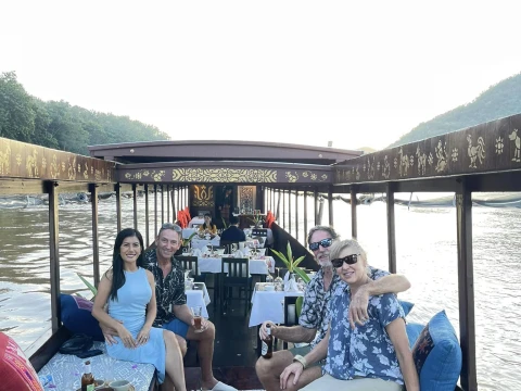 ล่องเรือดินเนอร์ชมพระอาทิตย์ตกในแม่น้ำโขง ล่องเรือดินเนอร์ชมพระอาทิตย์ตกในแม่น้ำโขง