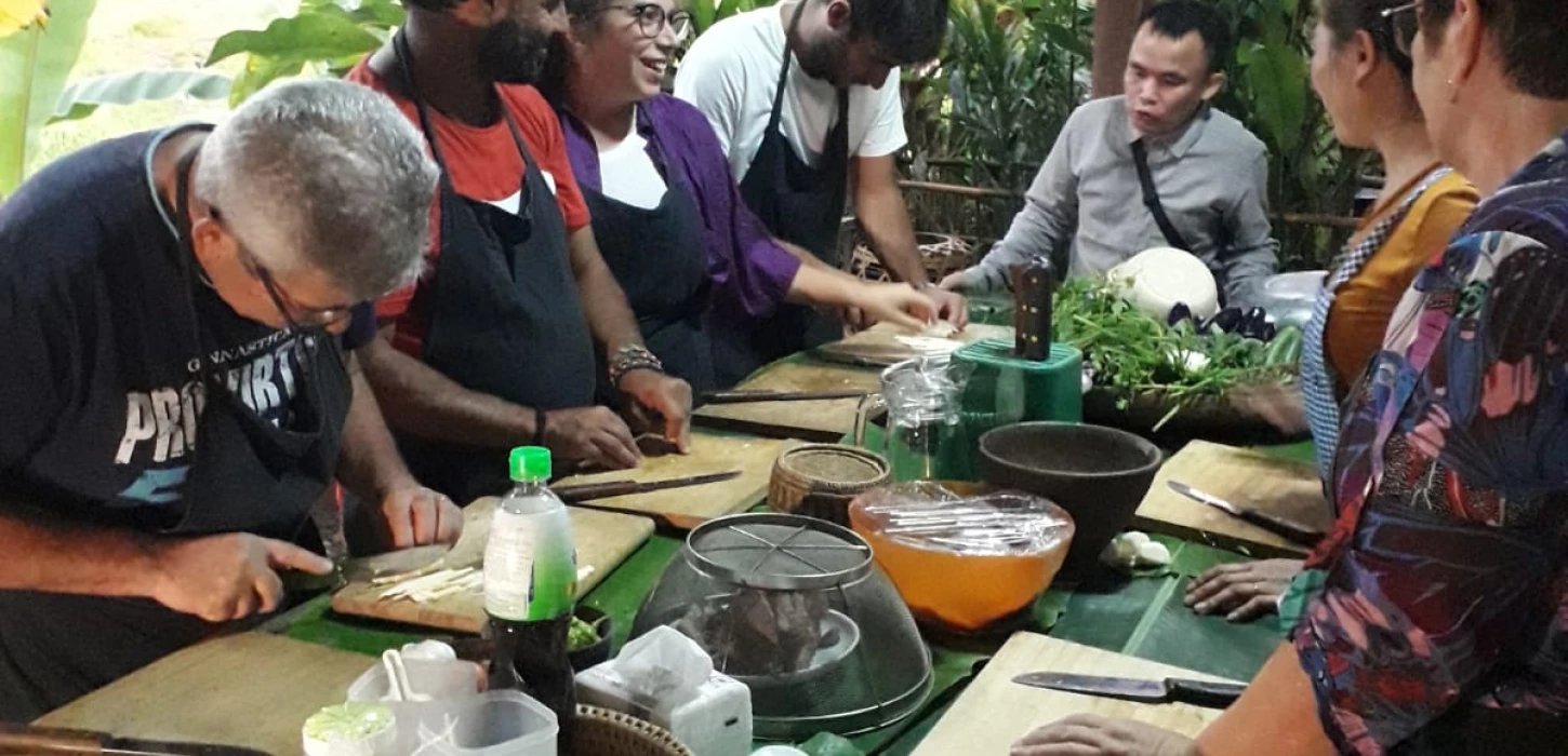 老撾當地家庭烹飪並將食物帶到寺廟