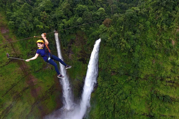 滑索在塔德·范瀑布 滑索在塔德·范瀑布