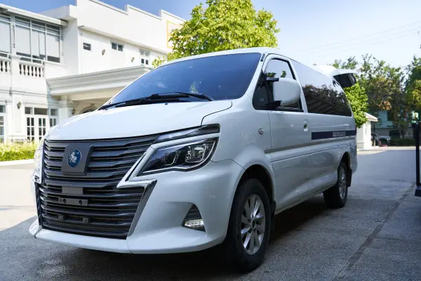 บริการรับ-ส่งสนามบินหรือสถานีรถไฟส่วนตัวโดยรถตู้ปรับอากาศ