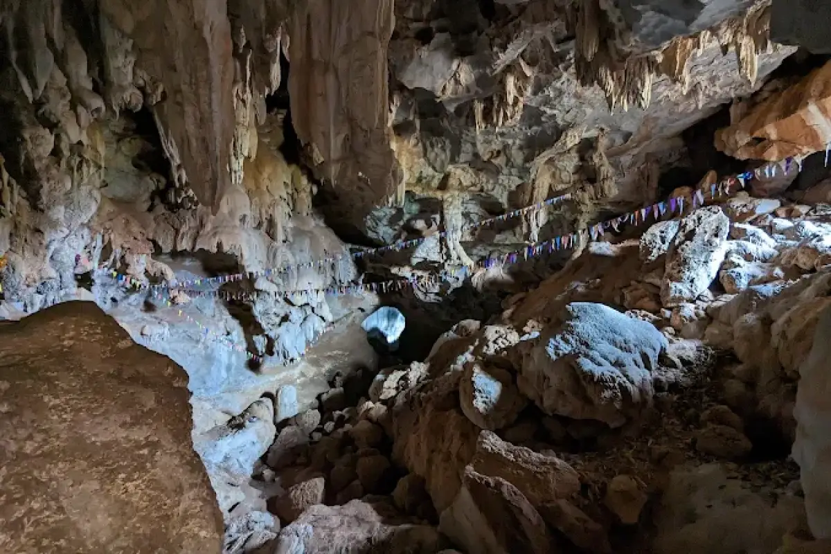 Phaya In Cave (Tham Pha Nya Inh)