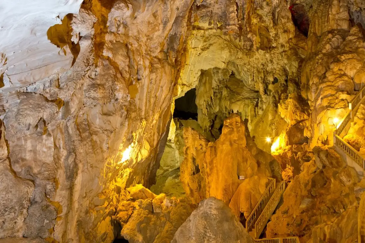 Tham Nang Ene Cave