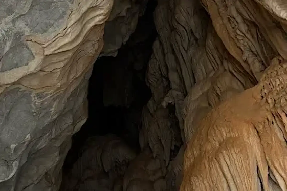 Phaya In Cave (Tham Pha Nya Inh)
