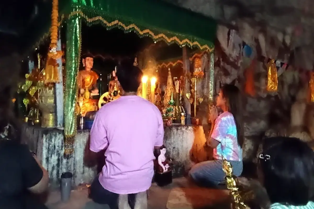 Phaya In Cave (Tham Pha Nya Inh)