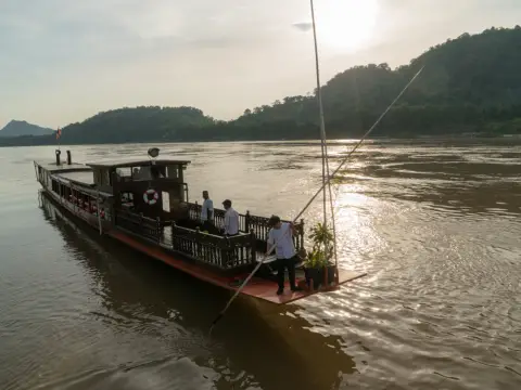 ล่องเรือรับประทานอาหารกลางวันแบบซิกเนเจอร์ในแม่น้ำโขง