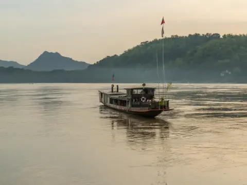 ล่องเรือชมพระอาทิตย์ตกที่หลวงพระบางพร้อมอาหารค่ำ